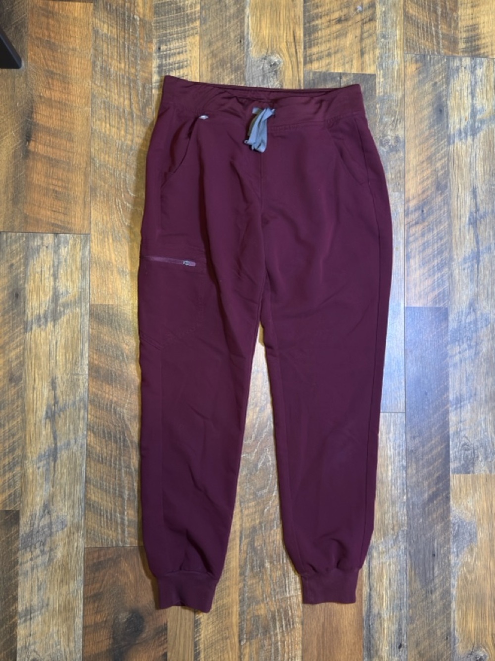 Figs Zamora Jogger Scrub Pants burgundy size small s